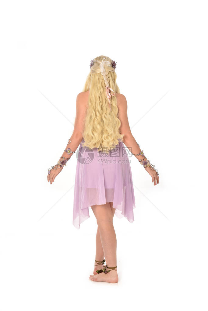 金发女孩穿紫色裙子的完整肖像图片