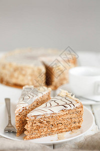 Esterhazy蛋糕切成白盘图片
