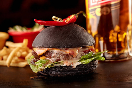 黑大三明治黑汉堡包加多汁牛肉汉堡奶酪背景图片