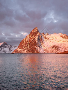 日出时的海景挪威的自然海景图片