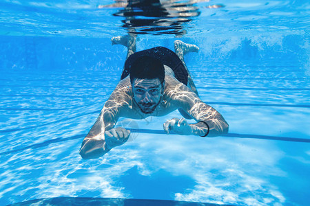 年轻人在水下游泳在图片