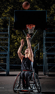 坐在轮椅上的篮球运动员在开放的图片