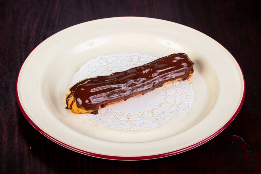 盘子里有巧克力的埃克莱尔蛋糕图片
