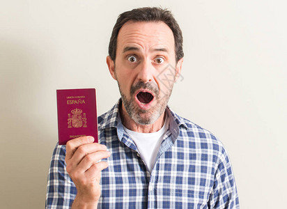 拿着西班牙护照的老人惊恐地惊恐地脸色惊恐图片