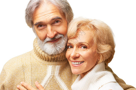 穿着毛衣的快乐的老年情侣摄图片