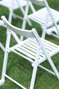 把白色椅子放在草地上开阔空气中的毛线概念图片