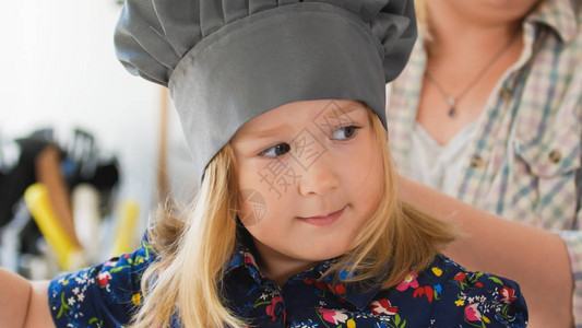 穿着帽子的可爱女厨师在做饭图片