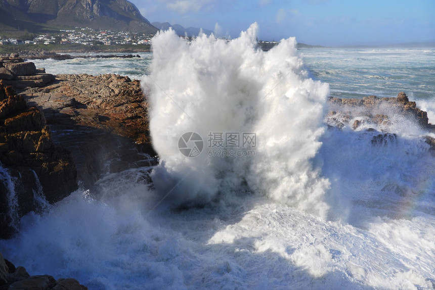 巨大的海浪冲击海岸线图片