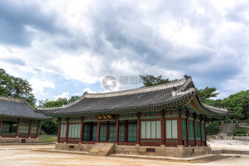 在韩国南部汉城的昌京贡宫内传统的韩国高林宫殿大楼图片