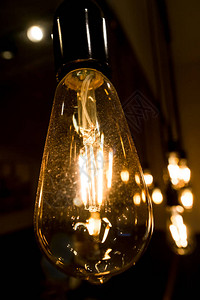 暗室装饰古董爱迪生风格的灯泡图片