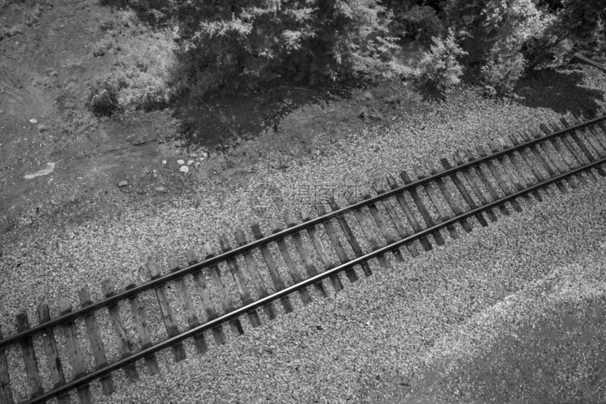 桥梁景观旁边的黑白火车轨道图片