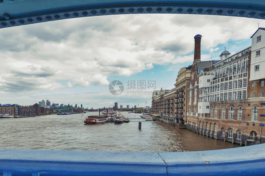从英国伦敦塔桥看到的泰晤士河和巴图片
