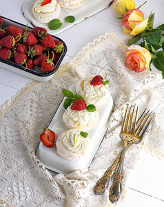 烤蛋白甜饼配奶油和新鲜草莓顶视图图片