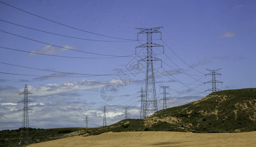 地貌景观中的电塔电力运输细图片