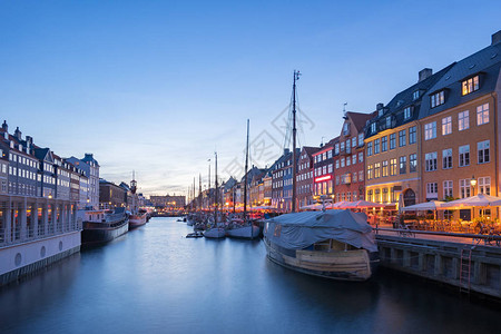 Nyhavn晚上在丹麦哥本图片