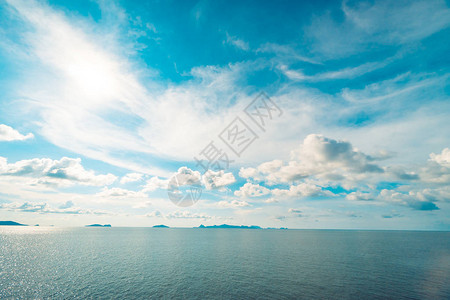 蓝色天空和海的美丽白云或背景海洋图片