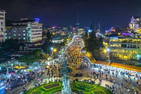 大叻市场夜天际线夜景与灯光吸引成千上万的人走在路上购物拥挤的城市旅游图片