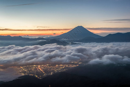 从富士山的Kushugata山看图片
