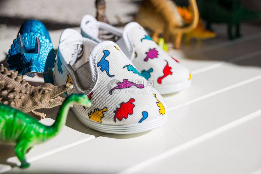 恐龙彩色儿童靴现代时尚五彩新潮儿童鞋婴儿运动鞋图片
