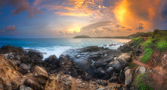 斯里兰卡紫色日落期间热带海滩图片