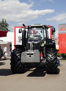 拖拉机在XXX国际农业工展览会上展出图片
