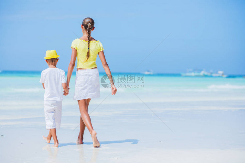 哥和姐在夏日暑假期间在沙滩上散图片
