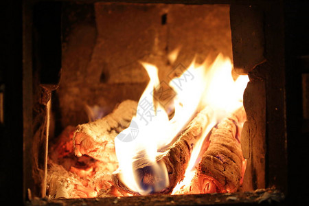 有燃烧的桦木柴火的壁炉图片