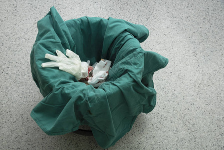 用过的外科手套垃圾箱中的纱布与用于生物危图片