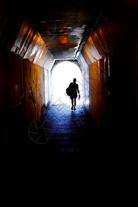 人走在隧道的尽头朝光图片