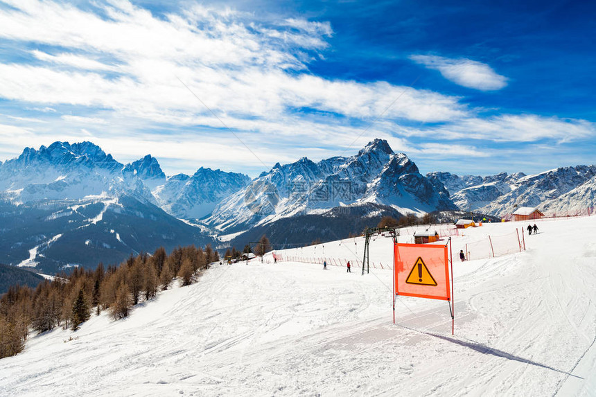 危险滑雪车运行标志红色警告标志意图片