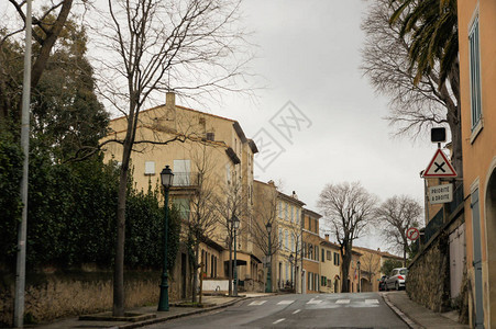意大利古里亚街道上的房子在公路和城市上看图片