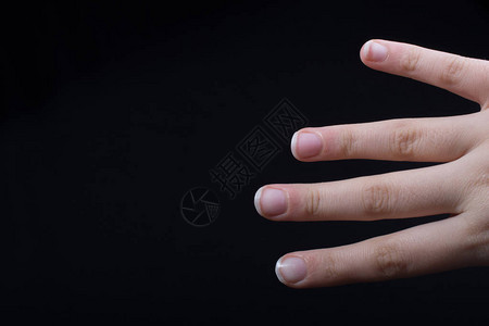 四根儿童手的四只手指部分在黑图片