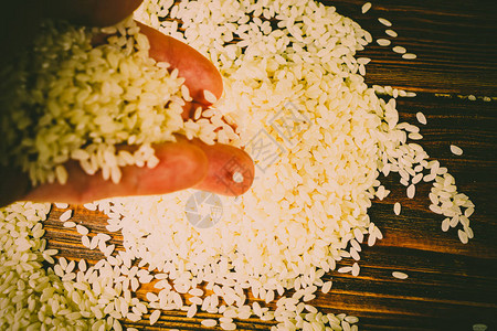 木桌上的米饭图片