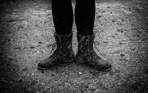 女人在泥土中的靴子细的肮脏的靴子图片