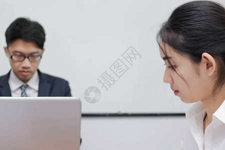近距离面对不愉快的亚洲商业妇女与她的同事在办公室发生冲突图片