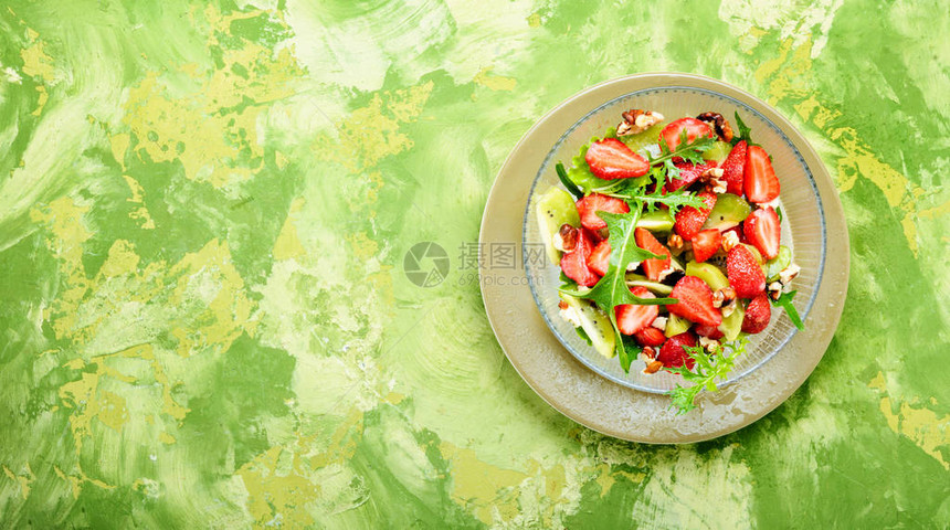 饮食夏季沙拉配草莓水果和生菜图片