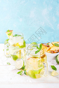 热带饮料菠萝莫吉托或柠檬水图片