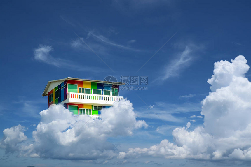 蓝天白云上的彩虹屋天堂上的概念之家图片