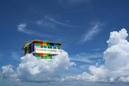 蓝天白云上的彩虹屋天堂上的概念之家图片
