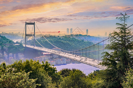 位于土耳其伊斯坦布尔的旧博斯福鲁斯桥图片