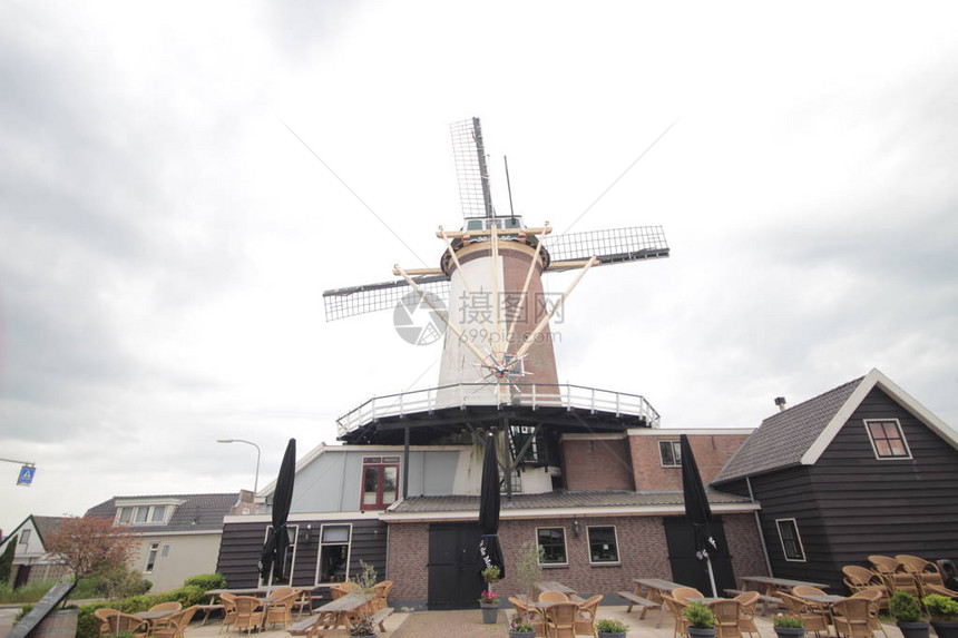古老的风车沿旧莱茵河在Bodegravenwhich市成图片