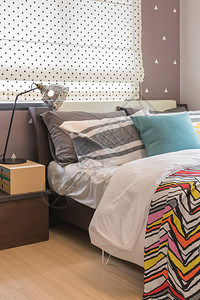 现代卧室的单张床单枕头丰富多彩室内图片