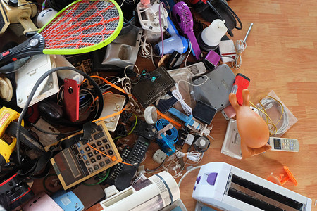 堆废旧电子和家庭用品废物部破损或坏用于图片