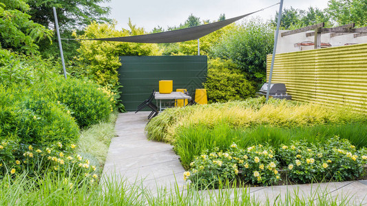 带有绿色墙壁和黄色装饰的花园设计图片