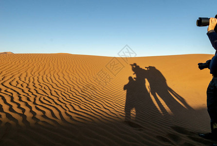 在纳米比亚索苏斯维利的HideVleiSossusvlieSoussovlie深处橙色沙丘上反射背景图片