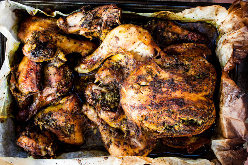 在烧烤上炸的新鲜鸡翅的顶部视图不健康的食物概念美味的鸡肉在纸上供应烧烤食品的特写图图片