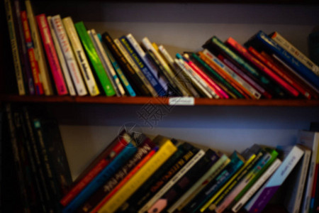 书架上的一摞书学习与书架上图书馆籍的概念与书籍的学校概念木柜里的图片