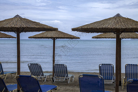 度假村中水晶般清澈的海滩蓝色水景图片