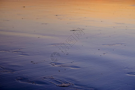 黄昏时分在加利福尼亚海滩上的脚印图片