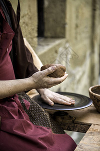 人手的工作和塑造粘土陶器中的陶器工图片